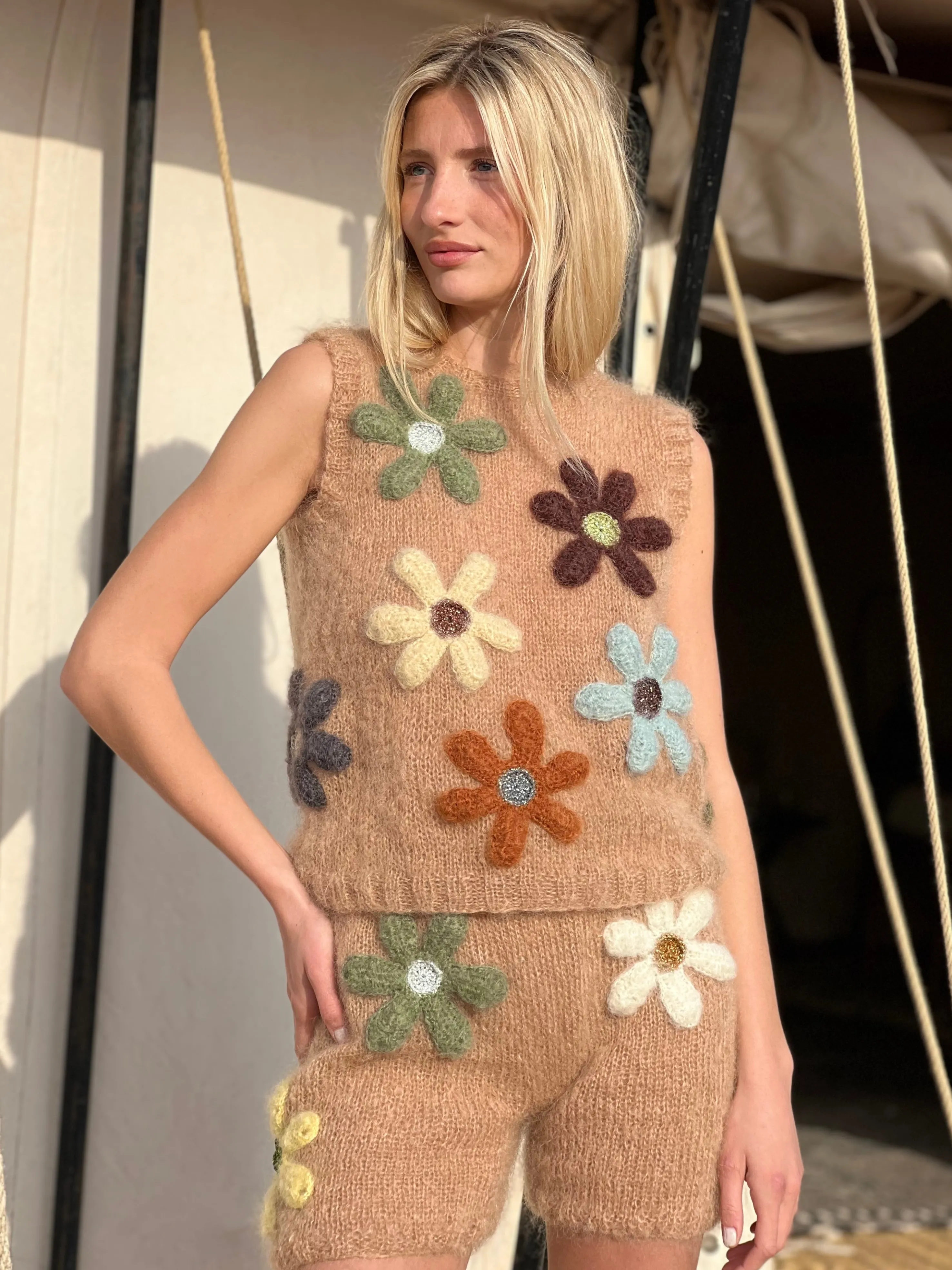 Rose Carmine Iconics|Tops-TOP FREE FLOWERS BEIGE